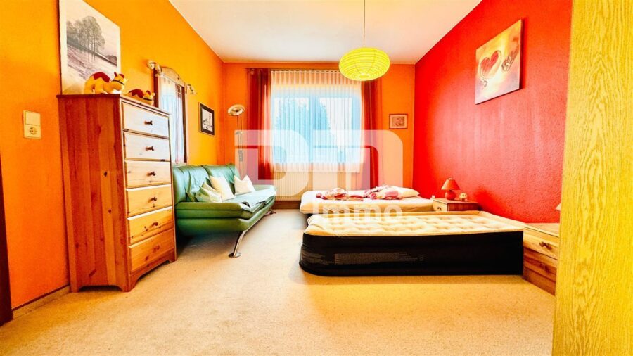 (R)eserviert!Sanierter Zweigenerationen-Traum mit Pooloase und autarker Zukunftsvorsorge - WE2 OG Schlafzimmer